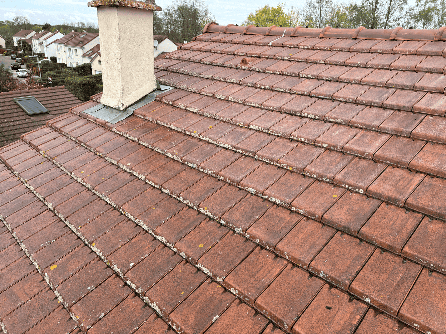 Toiture avant nettoyage et traitement — mousse et salissures, MBS Couverture